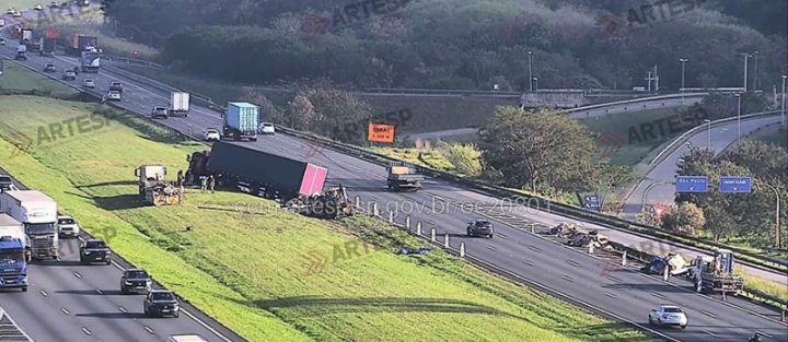 Engavetamento de três caminhões na Bandeirantes deixa uma pessoa em estado grave